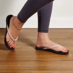 OluKai Ho‘ōpio - Petal Pink Metallic / Black -OluKai Shop 20294 NK40 102 W Ho Opio PepmBlk Web Opt