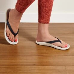 OluKai Pī‘oe - Trench Blue / Mist Grey 11 OluKai Pī‘oe - Trench Blue / Mist Grey -OluKai Shop 20443 DEDW 102 W Pi oe TrbMgr Web Opt