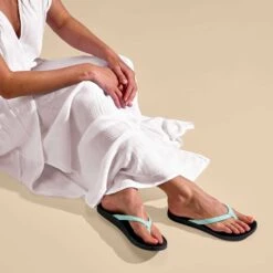 OluKai Puawe - Sea Glass / Black -OluKai Shop 20498 1V40 102 W PUAWE SeaGlassBlack