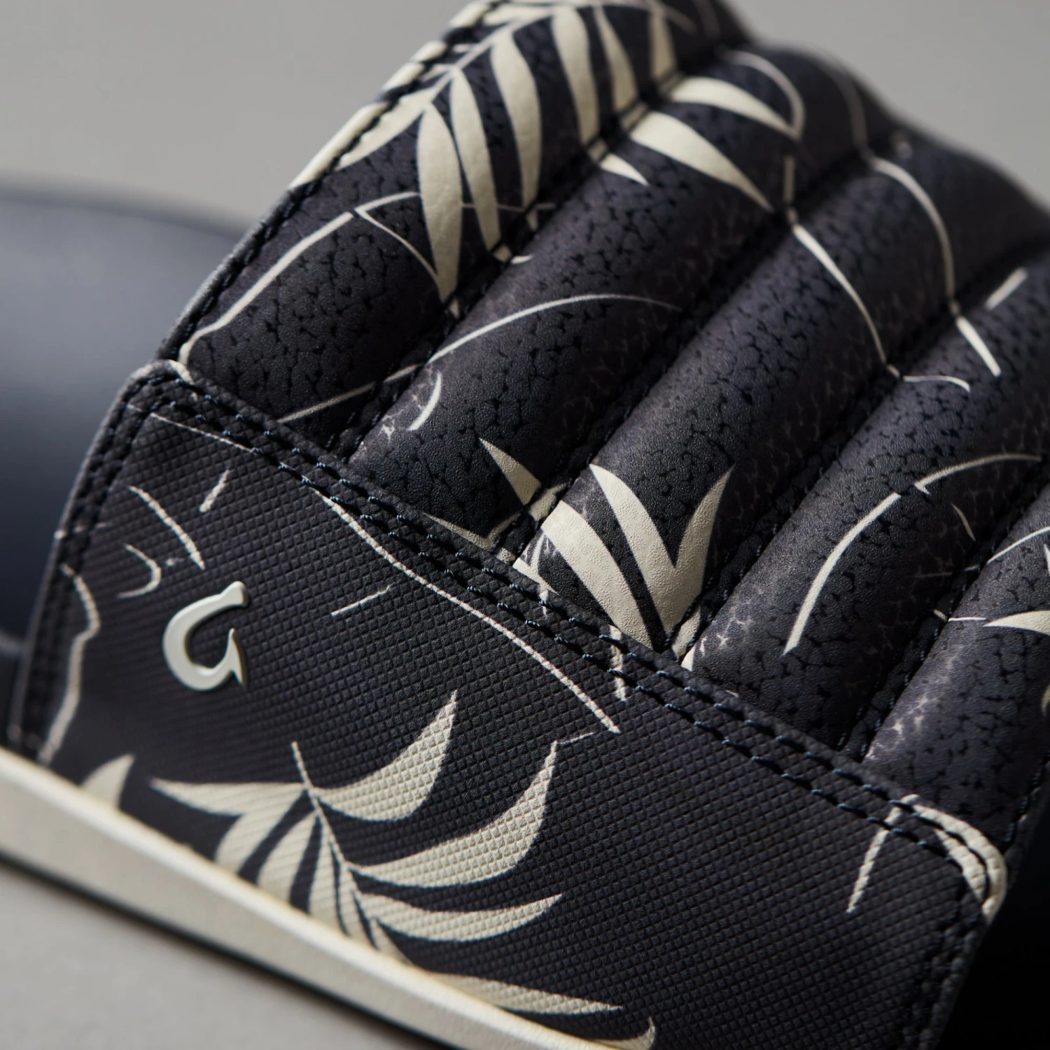 OluKai Maha 'Olu - Trench Blue / Aloha 4 OluKai Maha 'Olu - Trench Blue / Aloha - Image 2