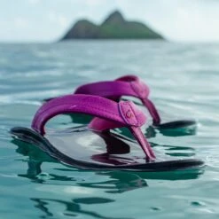 OluKai ‘Ohana - Orchid Flower / Black -OluKai Shop Ohana OrchidFlower galleryimage 04