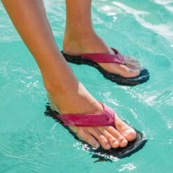 OluKai ‘Ohana - Orchid Flower / Black -OluKai Shop Ohana OrchidFlower galleryimage 05